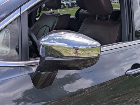 Used 2020 Chrysler Pacifica Limited w/ Advanced Safetytec Group FWD image 11