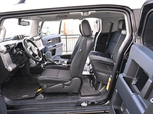 Used 2011 Toyota FJ Cruiser 2WD w/ Upgrade Pkg image 17