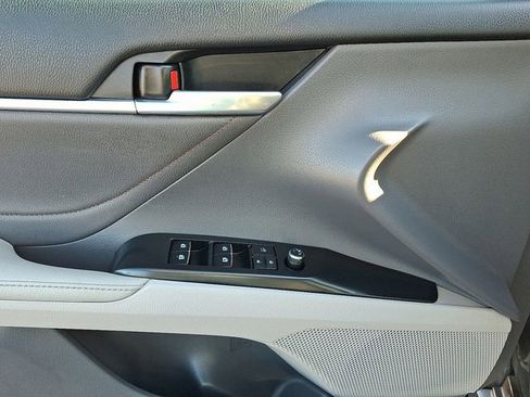 Used 2018 Toyota Camry XLE image 12
