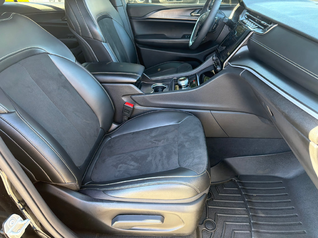 Used 2024 Jeep Grand Cherokee L Altitude AWD/4WD image 13