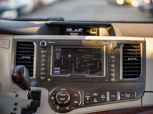 Used 2013 Toyota Sienna XLE image 14