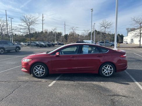 Used 2015 Ford Fusion SE image 2