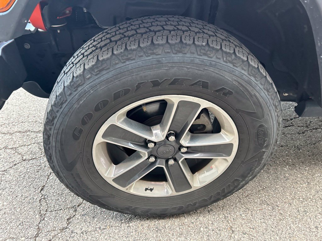 Used 2018 Jeep Wrangler Unlimited Sahara AWD/4WD image 11