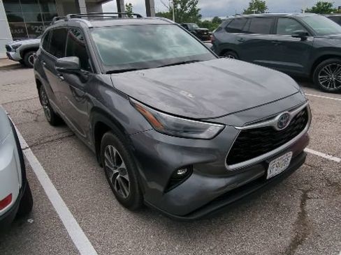 Used 2022 Toyota Highlander XLE AWD/4WD image 4