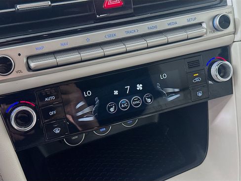 Used 2025 Genesis G70 2.5T image 24