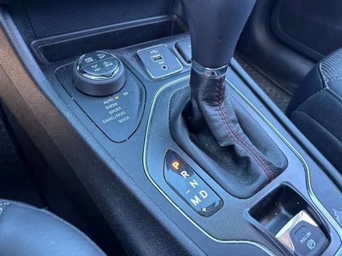 Used 2019 Jeep Cherokee Trailhawk AWD/4WD image 24
