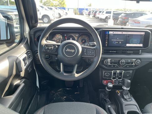 Used 2025 Jeep Wrangler Unlimited Rubicon AWD/4WD image 30