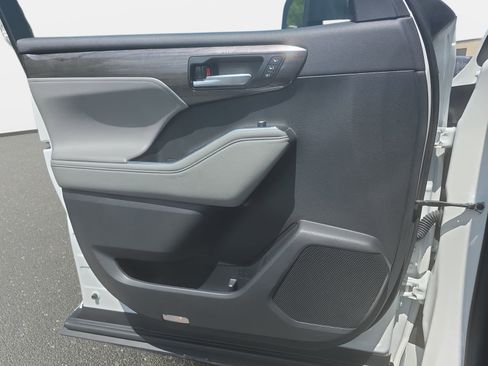 Used 2023 Toyota Highlander Limited FWD image 28
