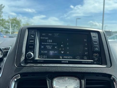 Used 2016 Chrysler Town & Country Touring FWD image 18