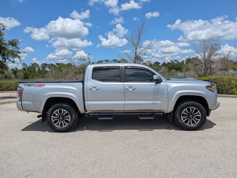 Used 2022 Toyota Tacoma TRD Sport w/ TRD Premium Sport Package AWD/4WD image 3