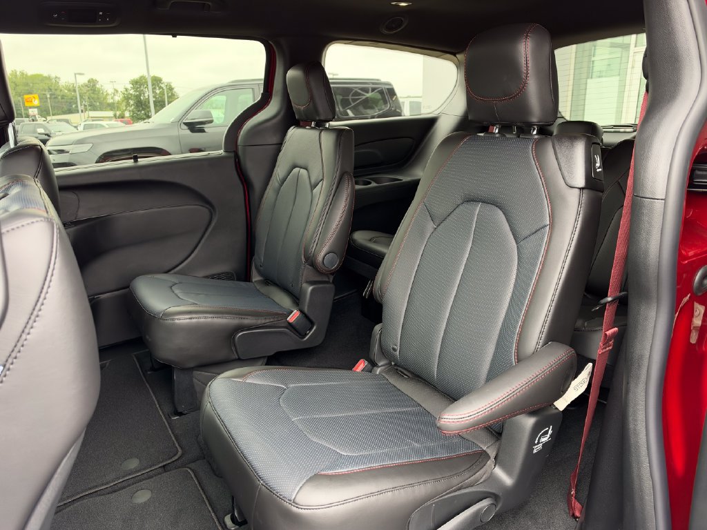 New 2027 Chrysler Pacifica Select FWD image 18