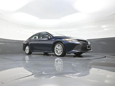 Used 2020 Toyota Camry XLE image 9