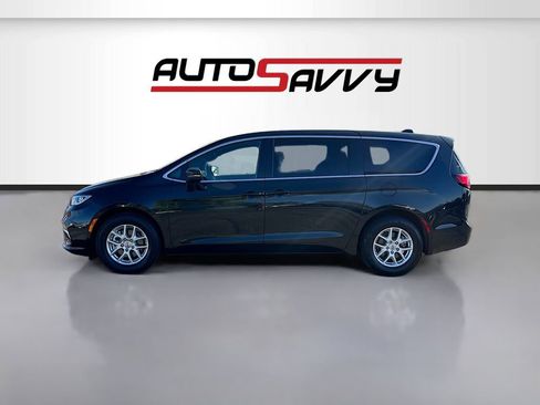 Used 2023 Chrysler Pacifica Touring FWD image 4