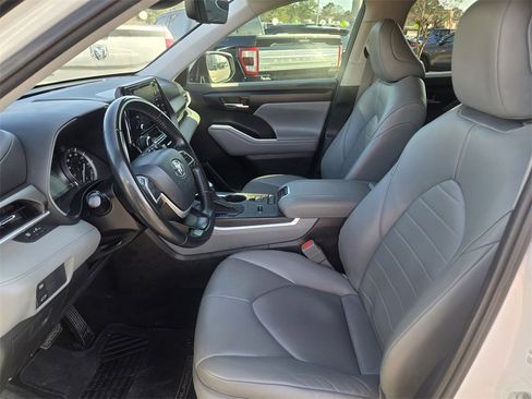 Used 2022 Toyota Highlander XLE image 9