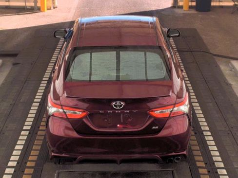 Used 2018 Toyota Camry SE image 3