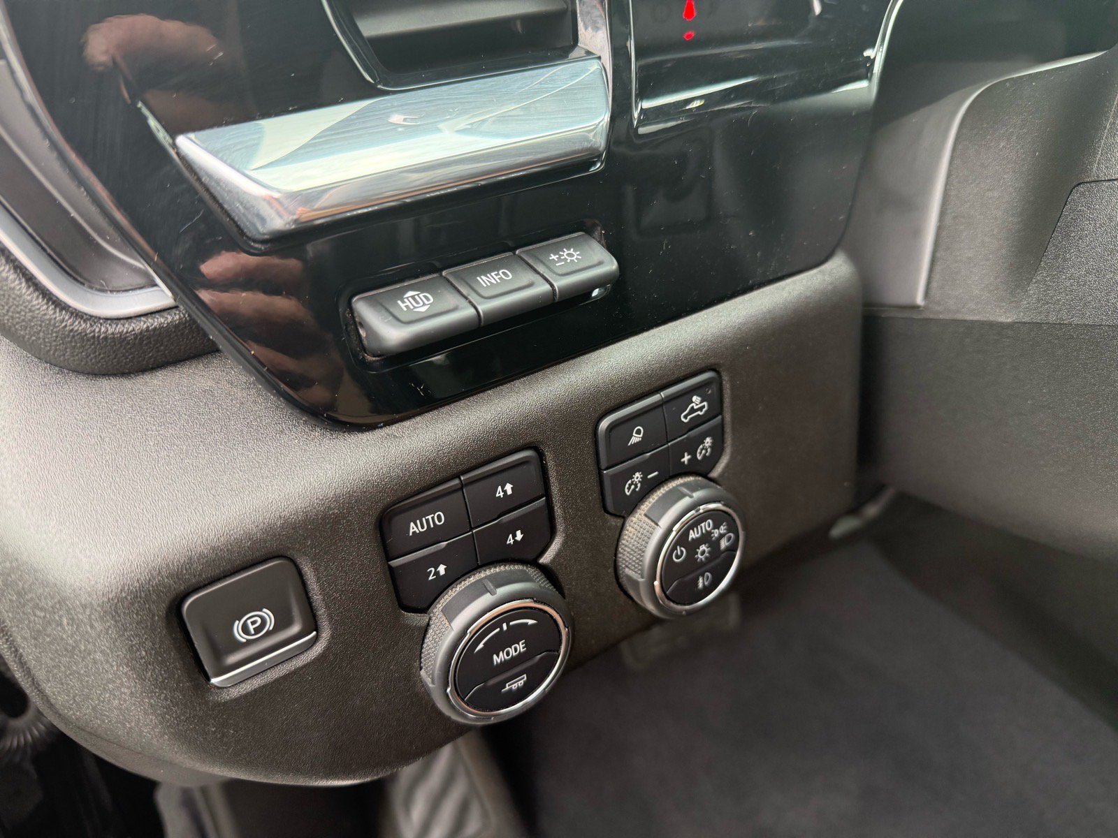 Used 2024 Chevrolet Silverado 2500 High Country w/ High Country Premium Package AWD/4WD image 25