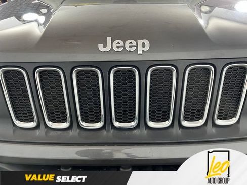 Used 2018 Jeep Renegade Latitude w/ Popular Equipment Group FWD image 8