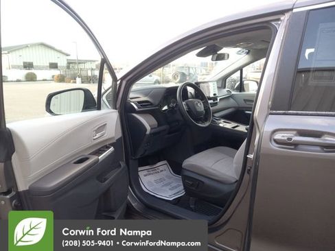 Used 2022 Toyota Sienna LE image 9