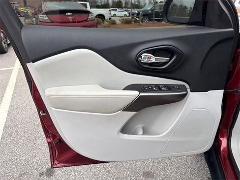 Used 2021 Jeep Cherokee Latitude Lux w/ Comfort/Convenience Group image 10