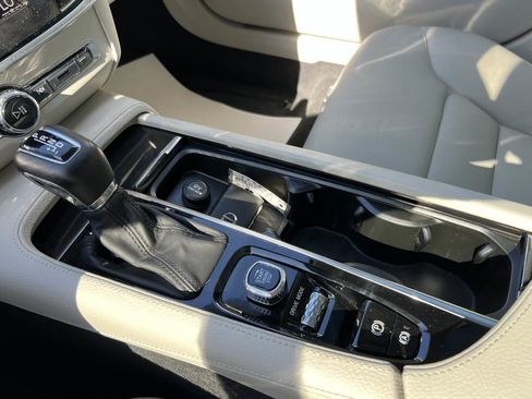 Used 2018 Volvo S90 T6 Momentum w/ Convenience Package image 25