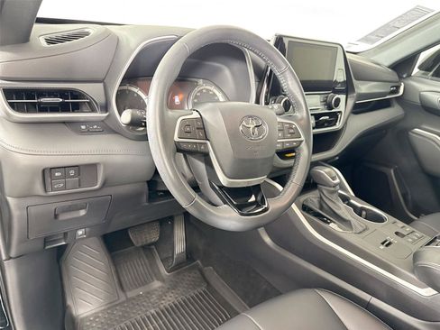 Used 2023 Toyota Highlander XSE FWD image 4
