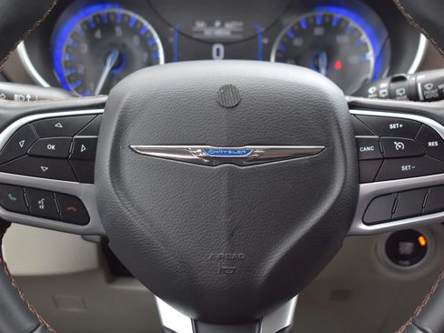 Used 2018 Chrysler Pacifica Touring-L FWD image 55