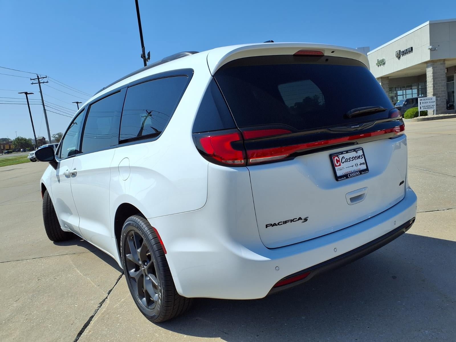Certified 2023 Chrysler Pacifica Touring-L w/ S Appearance Package AWD/4WD image 30