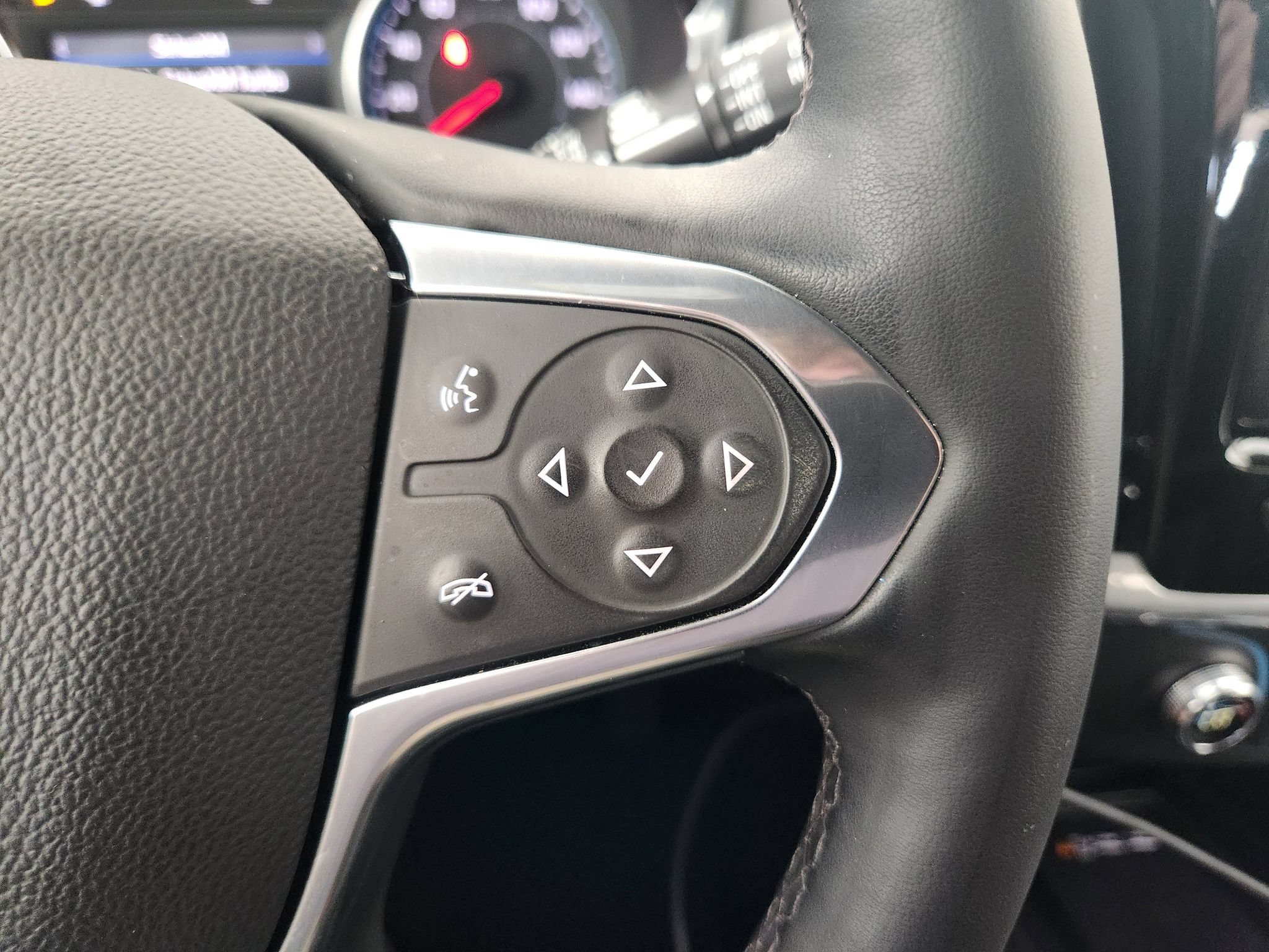 Used 2023 Chevrolet Traverse RS FWD image 32