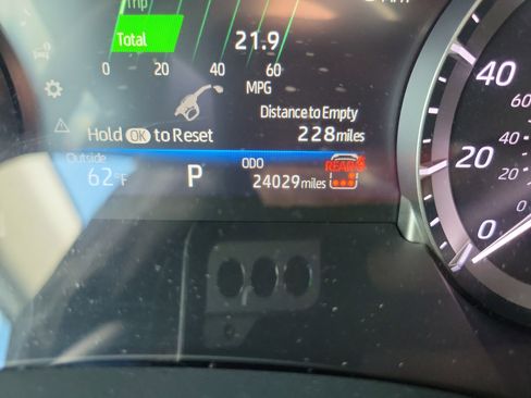 Used 2024 Toyota Highlander LE image 25