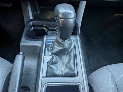 Used 2018 Toyota Tacoma TRD Sport image 12