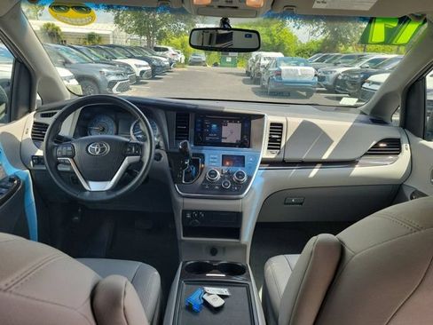 Used 2017 Toyota Sienna XLE w/ XLE Navigation Package AWD/4WD image 5