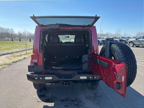 Used 2012 Jeep Wrangler Unlimited Sahara AWD/4WD image 10