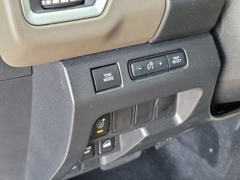 Used 2022 Nissan Frontier SV w/ Technology Package AWD/4WD image 17