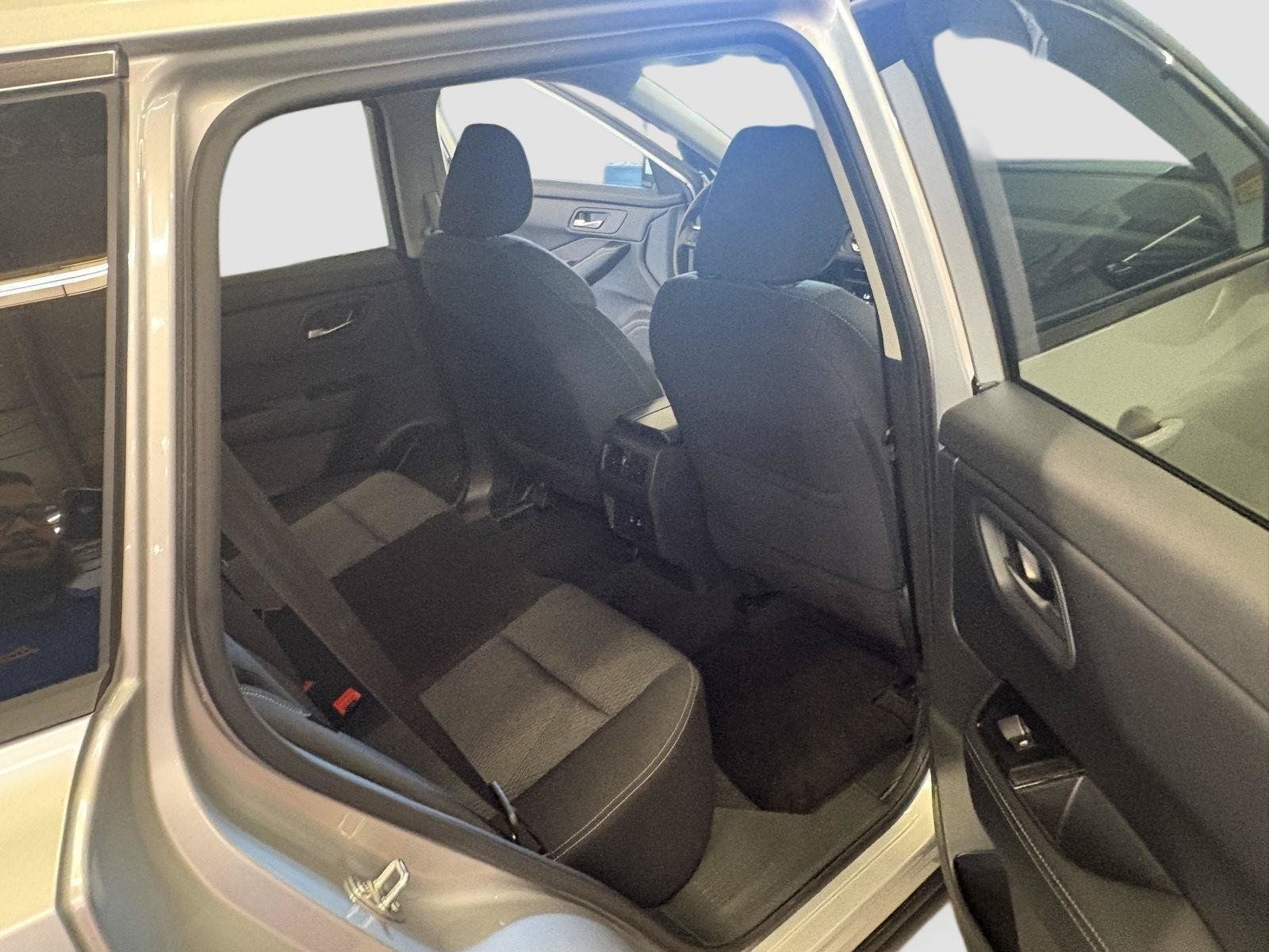 Used 2024 Nissan Rogue SV AWD/4WD image 18