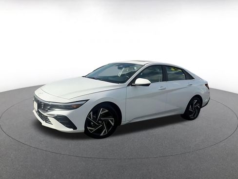 Used 2025 Hyundai Elantra SEL image 9