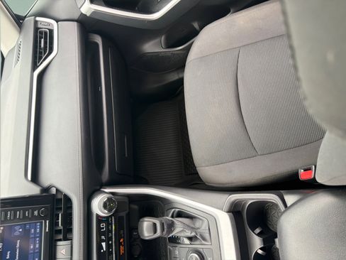 Used 2021 Toyota RAV4 LE AWD/4WD image 15