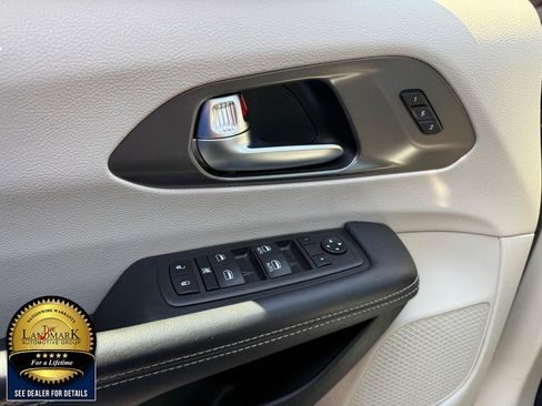 Used 2023 Chrysler Pacifica Touring-L FWD image 8