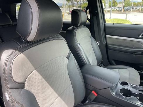Used 2017 Ford Explorer XLT w/ Equipment Group 202A FWD image 29