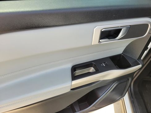 Used 2022 Ford Explorer XLT w/ Equipment Group 202A RWD image 17