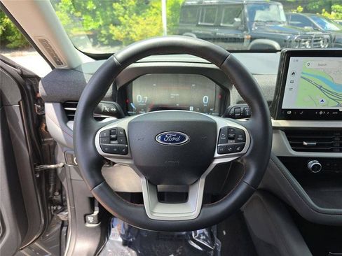 Used 2025 Ford Explorer Active AWD/4WD image 29