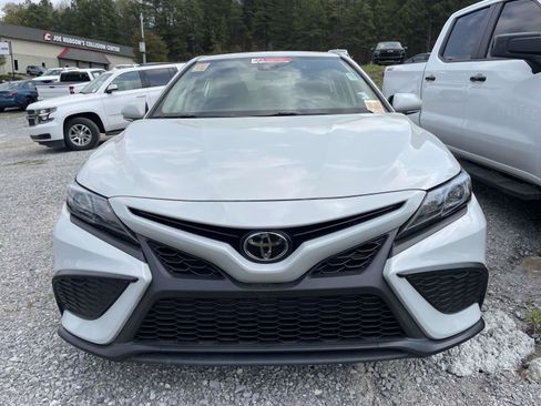 Used 2022 Toyota Camry SE image 2