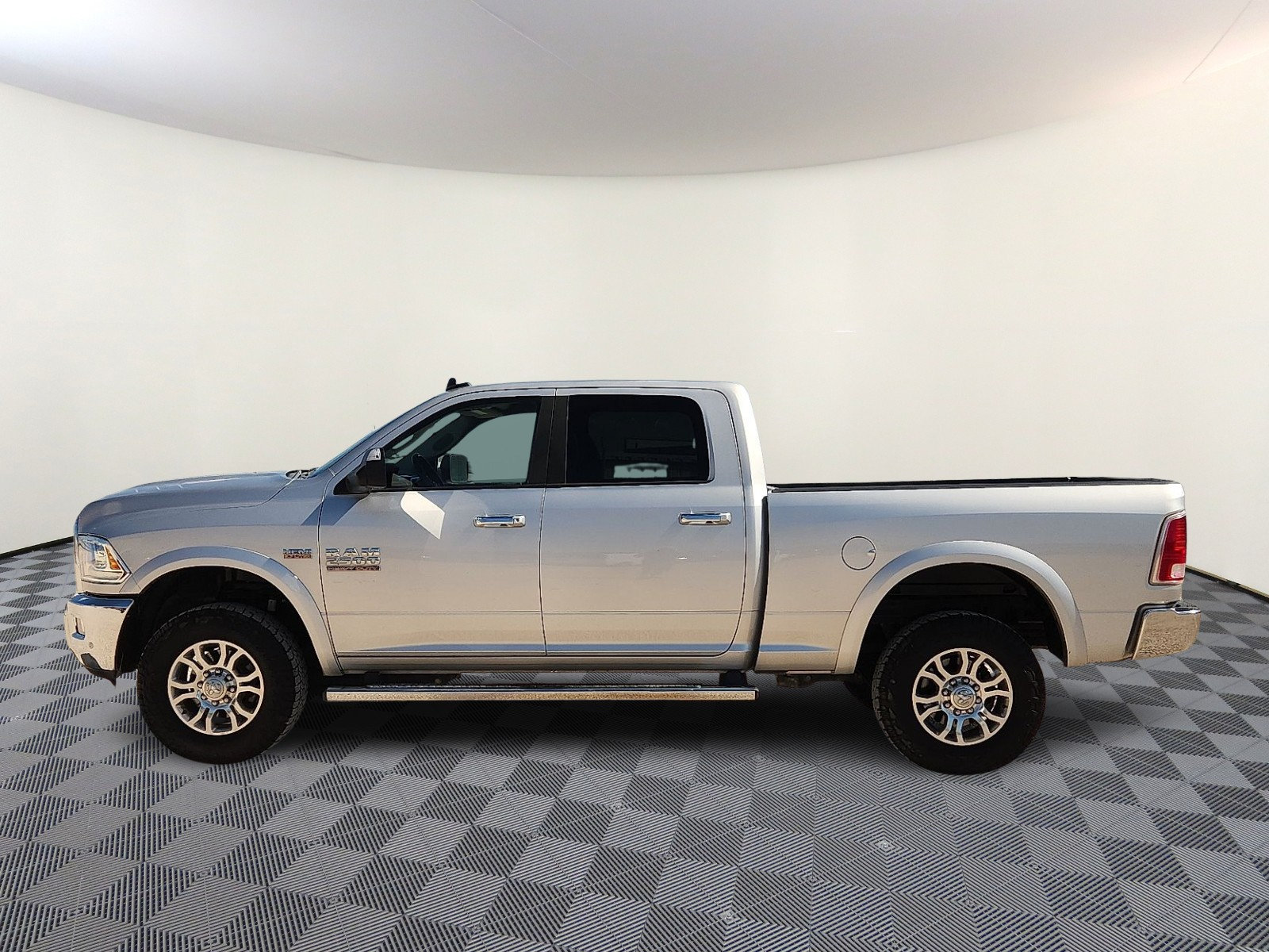 Used 2016 RAM 2500 Laramie AWD/4WD image 2