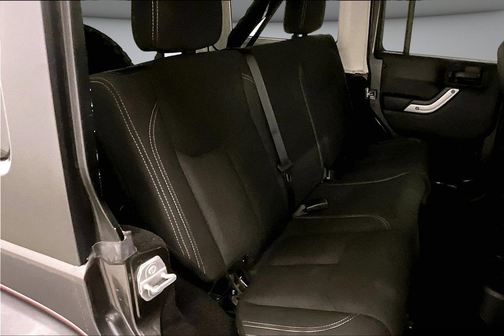 Used 2018 Jeep Wrangler Unlimited Rubicon w/ Connectivity Group AWD/4WD image 25