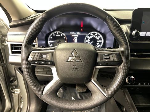 Used 2024 Mitsubishi Outlander ES image 18