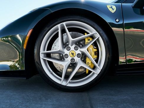 Used 2022 Ferrari F8 Tributo image 3