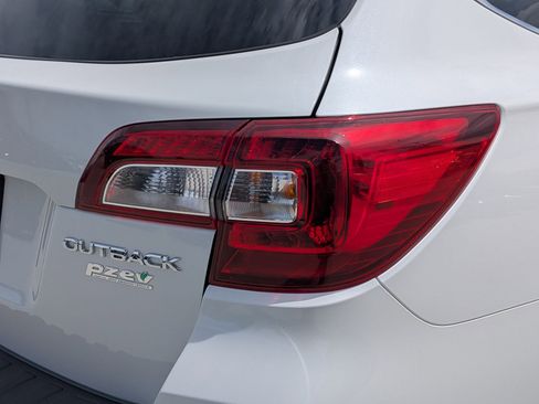 Used 2017 Subaru Outback 2.5i Limited AWD/4WD image 12