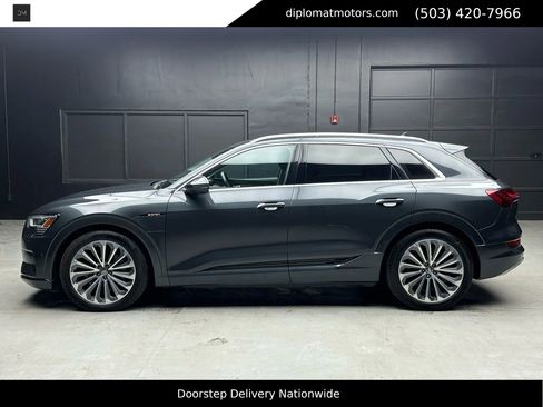 Used 2019 Audi e-tron Prestige w/ Prestige Package image 4