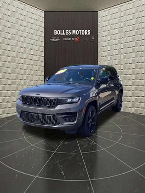 Used 2023 Jeep Grand Cherokee Altitude AWD/4WD image 12
