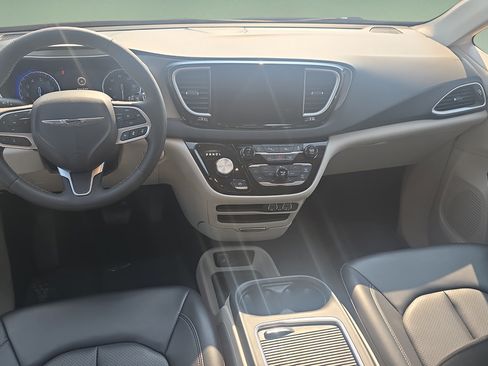 Used 2023 Chrysler Pacifica Touring-L FWD image 12
