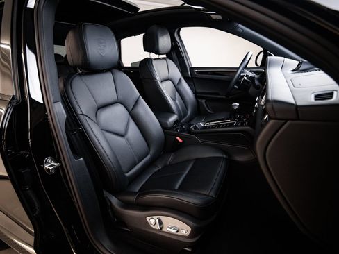 Certified 2026 Porsche Macan AWD/4WD image 29